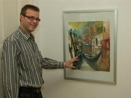 Dr. Christian Kegel mit einem Aquarell von seiner Reise mit dem Endpunkt Venedig. Dr. Christian Kegel mit einem Aquarell von seiner Reise mit dem Endpunkt Venedig.