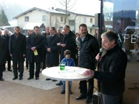 (v.l.) Dir. Mag. Richard Erne, Dir. Mag. Stefan Vetter, BR Edgar Meyer, BM Mag. Wilfried Berchtold und OV Himmer sowie Hausherr Thomas Bayer bei seiner Ansprache. (v.l.) Dir. Mag. Richard Erne, Dir. Mag. Stefan Vetter, BR Edgar Meyer, BM Mag. Wilfried Berchtold und OV Himmer sowie Hausherr Thomas Bayer bei seiner Ansprache.
