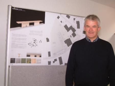 Bürgermeister Arnold Hirschbühl erläutert die neue Busstation. Bürgermeister Arnold Hirschbühl erläutert die neue Busstation.