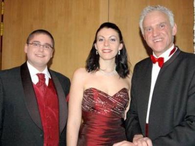 Die Solisten mit Dirigenten Prof. Mösenbichler (re.). Die Solisten mit Dirigenten Prof. Mösenbichler (re.).