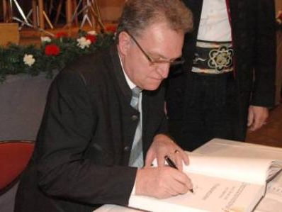Landrat Gebhard Kaiser trägt sich in das Ehrenbuch der Gemeinde Mittelberg ein. Landrat Gebhard Kaiser trägt sich in das Ehrenbuch der Gemeinde Mittelberg ein.