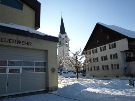Für das nicht mehr zeitgemäße Feuerwehrgerätehaus in Hohenweiler wird als Alternative das Linder-Areal (rechts) geprüft. Für das nicht mehr zeitgemäße Feuerwehrgerätehaus in Hohenweiler wird als Alternative das Linder-Areal (rechts) geprüft.