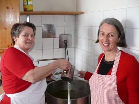 Isolde Natter (l.) und Christine Wetzel versorgten die Gäste mit Suppe. Isolde Natter (l.) und Christine Wetzel versorgten die Gäste mit Suppe.