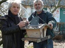 Eugen Oberheller (l.) und Luis Reichmann kümmern sich um die Vogelhäuschen in Bregenz. Eugen Oberheller (l.) und Luis Reichmann kümmern sich um die Vogelhäuschen in Bregenz.