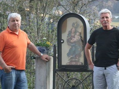 Klostervater Richard Fritz (l.) und Pater Engelbert im Klostergarten. Klostervater Richard Fritz (l.) und Pater Engelbert im Klostergarten.