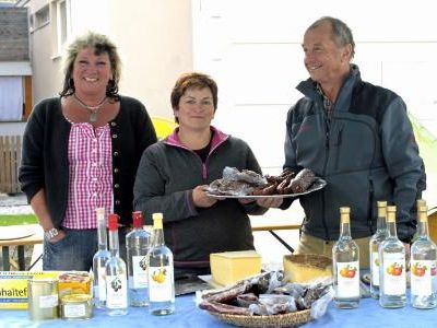 Auf den "Sommerburamarkt" in Tschagguns freuen sich auch Anni Dobler, eine "Bäuerin und Marktfrau aus Leidenschaft" aus Bartholomäberg (Mitte) und die Trachtenmodeberaterin Brigitta Hämmerle aus Sulzberg-Thal. Auf den "Sommerburamarkt" in Tschagguns freuen sich auch Anni Dobler, eine "Bäuerin und Marktfrau aus Leidenschaft" aus Bartholomäberg (Mitte) und die Trachtenmodeberaterin Brigitta Hämmerle aus Sulzberg-Thal.