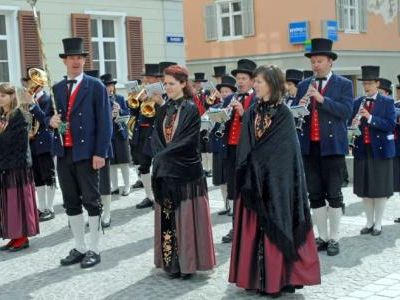 Die Harmoniemusik Schruns erfreut seine Zuhörer bei vielen Anlässen, wie auch heuer bei der Feier der heiligen Erstkommunion. Die Harmoniemusik Schruns erfreut seine Zuhörer bei vielen Anlässen, wie auch heuer bei der Feier der heiligen Erstkommunion.