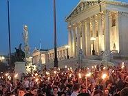 3.500 Menschen bei Lichterkette vor dem Parlament 3.500 Menschen bei Lichterkette vor dem Parlament