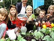 Stadtrat Oxonitsch und Kinder ernten selbstgepflanztes Gemüse