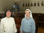 Bild: Priorin Schwester Andrea mit der Novizin im Chorgestühl der Klosterkapelle. Bild: Priorin Schwester Andrea mit der Novizin im Chorgestühl der Klosterkapelle.