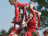 Auch die jüngsten Cheerleader bauen schon "Pyramiden"