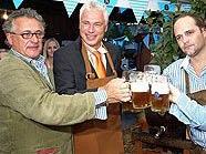 Prost! Promis verkosten das erste Bier beim Wiener Oktoberfest