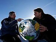 Werner Boote (re.) in einer Welt aus Plastik. Werner Boote (re.) in einer Welt aus Plastik.