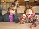 Diesen beiden Mädchen macht das Lernen in den neuen Klassenräumen mehr als nur Spass Diesen beiden Mädchen macht das Lernen in den neuen Klassenräumen mehr als nur Spass
