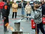 Hier kann jeder einmal die  praktische Anwendung eines Feuerlöschers erproben Hier kann jeder einmal die  praktische Anwendung eines Feuerlöschers erproben