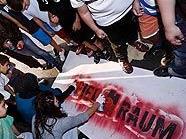 Jugendliche sprayen "Spielraum" auf den neuen Platz in Floridsdorf