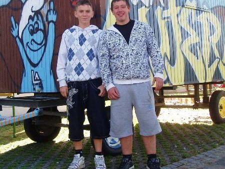 Maximilian Sohm und Alex Wüstner vor ihrem Kunstwerk Maximilian Sohm und Alex Wüstner vor ihrem Kunstwerk