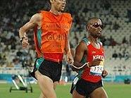 Michael Buchleitner führt Henry Wanyoike zu Gold über 5.000 m bei den Paralympics 2004 in Athen