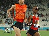 Michael Buchleitner führt Henry Wanyoike zu Gold über 5.000 m bei den Paralympics 2004 in Athen Michael Buchleitner führt Henry Wanyoike zu Gold über 5.000 m bei den Paralympics 2004 in Athen