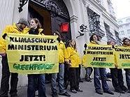 Aktivisten der Umweltschutzorganisation "Greenpeace" besetzten das Bundeskanzleramt