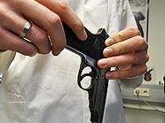 BKA: Ein Kriminaltechniker untersucht eine Waffe BKA: Ein Kriminaltechniker untersucht eine Waffe