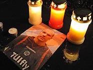 Deutschland: Fans zündeten Kerzen für Robert Enke an