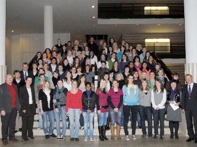 Die jungen Frauen haben sich für ein freiwillig soziales Jahr entschieden Die jungen Frauen haben sich für ein freiwillig soziales Jahr entschieden