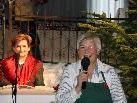 Die liebevoll gestalteten Weihnachtsdekorationen können erst nach der Einstimmung gekauft werden Die liebevoll gestalteten Weihnachtsdekorationen können erst nach der Einstimmung gekauft werden