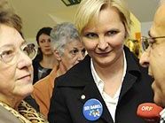Ein Bassenatratsch der anderen Art. Ein Bassenatratsch der anderen Art.