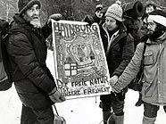 Friedensreich Hundertwasser (l.) bei der Aubesetzung im Dezember 1984