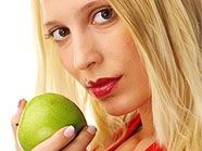 Lieber einen Apfel essen als ins Solarium gehen. Lieber einen Apfel essen als ins Solarium gehen.