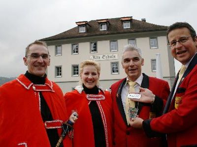 Symbolisch übergab Altpräsident Johnny Tuppen das äußere Zeichen seiner Würde an Nachfolger Marcel Janser, dessen erste Amtshandlung die Prinzenpaarkür war. Symbolisch übergab Altpräsident Johnny Tuppen das äußere Zeichen seiner Würde an Nachfolger Marcel Janser, dessen erste Amtshandlung die Prinzenpaarkür war.