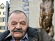 Alfred Hrdlicka vor der 'Kunsthalle' in Schwäbisch Hall Alfred Hrdlicka vor der 'Kunsthalle' in Schwäbisch Hall