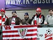 Bilbao-Fans beobachten ihr Team beim Training im Horr-Stadion Bilbao-Fans beobachten ihr Team beim Training im Horr-Stadion