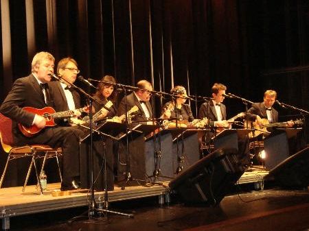 Das Ukulele Orchester of Great Britian begeisterte das Publikum im Sonnenbergsaal. Das Ukulele Orchester of Great Britian begeisterte das Publikum im Sonnenbergsaal.