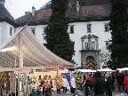 Der Emser Weihnachtsmarkt vor der malerischen Kulisse des Emser Palastes.