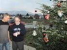 Für jeden gab es am Christbaum vor der Werkstätte ein kleines Präsent samt Foto. Für jeden gab es am Christbaum vor der Werkstätte ein kleines Präsent samt Foto.