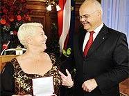 Jazz Gitti nimmt das Goldene Ehrenzeichen vom Ersten Präsidenten des Wiener Landtags Harry Kopietz in Empfang.
