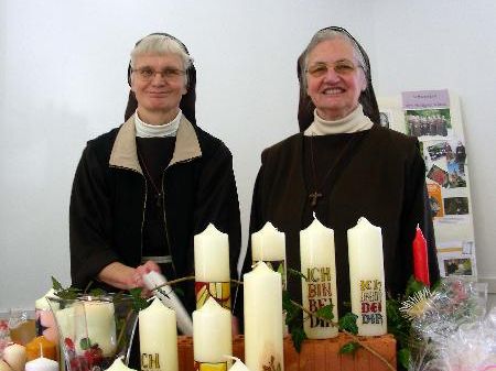 Margarete Sterzinger und Sr. Maria Theresia beim Kapuzinermärktle in Bregenz. Margarete Sterzinger und Sr. Maria Theresia beim Kapuzinermärktle in Bregenz.