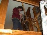 Orgelbaumeister Walter Vonbank beim Einbau der restaurierten Orgel in der Kirche St. Viktor