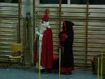 Sankt Nikolaus mit seinem Knecht Ruprecht verfolgte das Geschehen vor der Sprossenwand Sankt Nikolaus mit seinem Knecht Ruprecht verfolgte das Geschehen vor der Sprossenwand