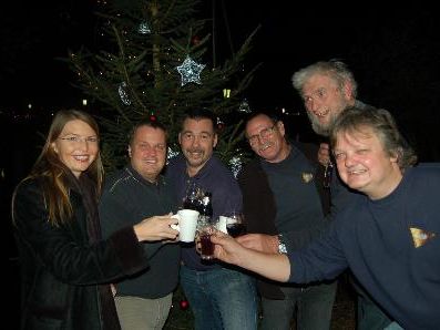 Spaß beim Christbaumfest: (v. l.) Iris und Volker Braun, Christoph Thalhammer, Sigi Erhard, Manfred Bentele und Christian Bleyer. Spaß beim Christbaumfest: (v. l.) Iris und Volker Braun, Christoph Thalhammer, Sigi Erhard, Manfred Bentele und Christian Bleyer.