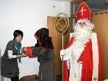 Wohnhaus der Lebenshilfe in Hard: Leiterin Monika Rupfle samt Knecht Ruprecht und Nikolaus Wohnhaus der Lebenshilfe in Hard: Leiterin Monika Rupfle samt Knecht Ruprecht und Nikolaus