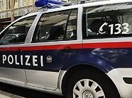 Der Verdächtige ließ sich widerstandslos festnehmen. Der Verdächtige ließ sich widerstandslos festnehmen.