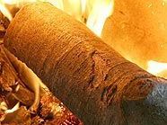 Die Tatwaffe, ein Holzscheit, ist verbrannt Die Tatwaffe, ein Holzscheit, ist verbrannt
