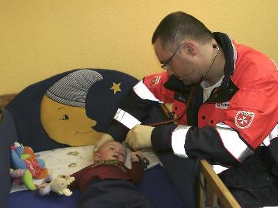 Erste Hilfe Maßnahmen bei Kleinkindern werden in diesem Kurs geübt. Erste Hilfe Maßnahmen bei Kleinkindern werden in diesem Kurs geübt.