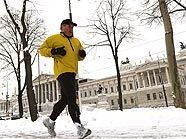 Läufer sollten bei den winterlichen Bedingungen besonders vorsichtig sein Läufer sollten bei den winterlichen Bedingungen besonders vorsichtig sein