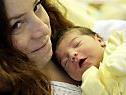 Mutter Deniz Öcel und Baby Azra sind wohlauf