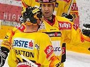 Neuzugang Yves Sarault wird von Gratton, Björnlie und Lebeau geherzt Neuzugang Yves Sarault wird von Gratton, Björnlie und Lebeau geherzt