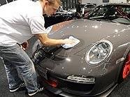 Vienna Auto Show 2010: Ein Porsche GT3 RS wird auf Hochglanz poliert